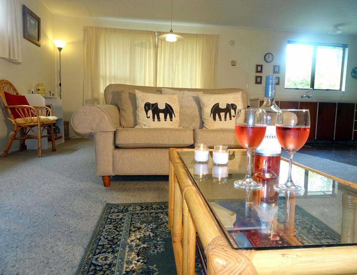 Smokebush Cottage - Holiday Home Exclusively Yours Turangi Exteriör bild